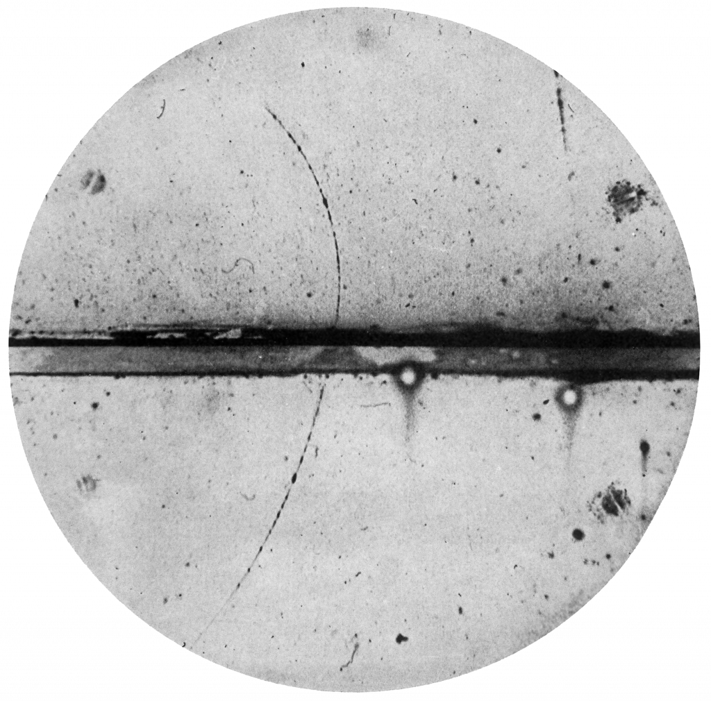 首張觀測到正電子存在的雲室照片 By Carl D. Anderson (1905–1991) - Anderson, Carl D. (1933). "The Positive Electron". Physical Review 43 (6): 491–494. DOI:10.1103/PhysRev.43.491., Public Domain, https://commons.wikimedia.org/w/index.php?curid=93111759